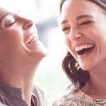 Wie wirke ich auf andere: Zwei Frauen lachen gemeinsam