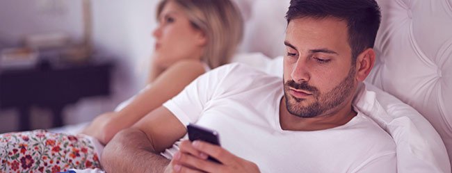 Smartphones können Beziehungen belasten