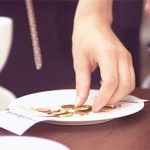 Date Dilemma Rechnung: Nahaufnahme von Tisch im Cafe auf dem Rechnung bezahlt wird