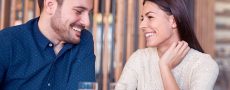 Frau und Mann verlegen im Cafe sind gegenseitig hin und weg von ihren attraktiven Fähigkeiten