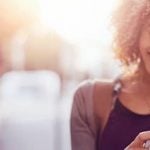 Frau am Handy ließt Online Dating Tipps