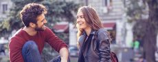Paar bei ihrem Date in der Stadt spüren welche Faktoren ihre Beziehung bestimmen