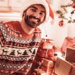 Single-Mann an Weihnachten alleine macht Selfie