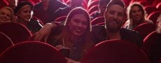 Frau um Mann haben Date im Kino