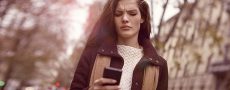 Frau schaut verwirrt in Ihr Handy weil sie nicht weiß wie sie einen Korb geben soll