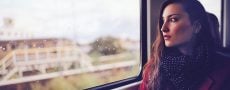 Unglücklich verliebte Frau sitzt im Zug