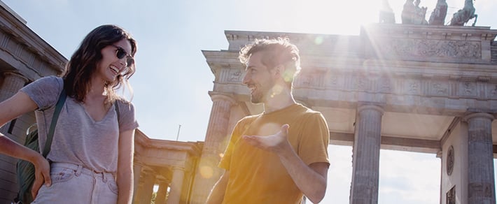 Zwei Singles in Berlin haben ein Date am Brandenburger Tor