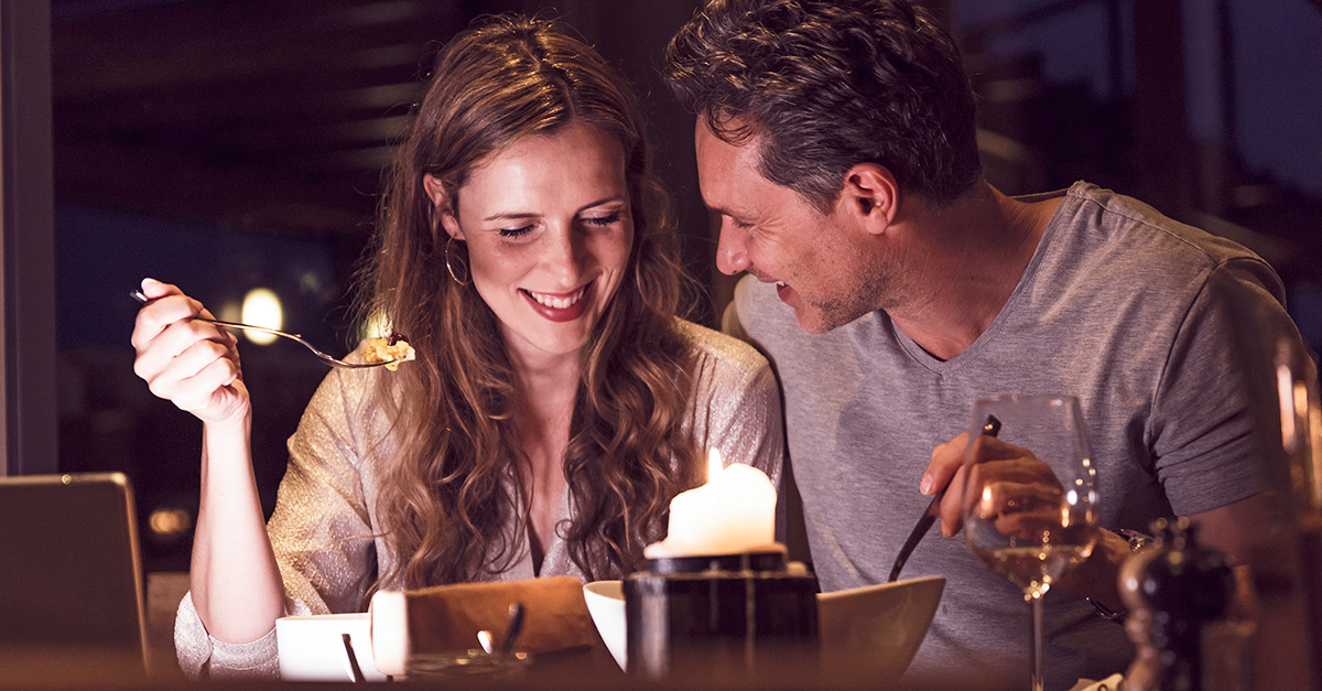 Frau und Mann beim Abendessen im Restaurant