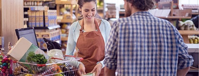 Schüchterne Männer beim Einkaufen im Supermarkt