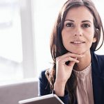 Intelligente Frauen durch Stereotyp einer Akademiker Frau im Businesslook verkörpert
