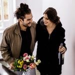 Mann schenkt Frau Blumen - er will Frauen glücklich machen
