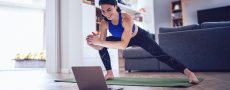 Single macht Home-Workout in Zeiten von Corona