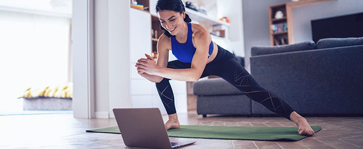 Single macht Home-Workout in Zeiten von Corona