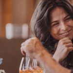 Erstes Date: Mann und Frau sitzen im Restaurant und trinken ein Glas Wein