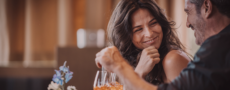 Erstes Date: Mann und Frau sitzen im Restaurant und trinken ein Glas Wein
