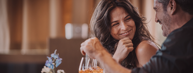 Erstes Date: Mann und Frau sitzen im Restaurant und trinken ein Glas Wein