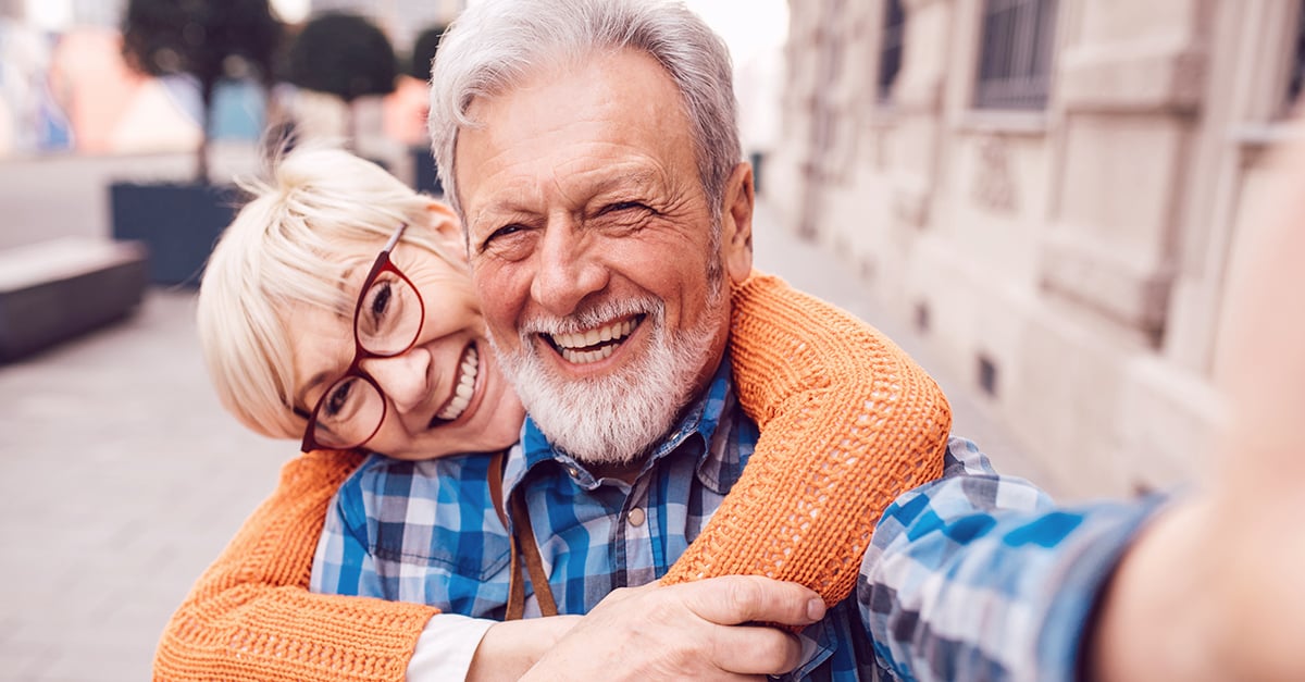 Mann und Frau genießen Liebe im Alter