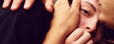 Mann hält depressiven Partner im Arm