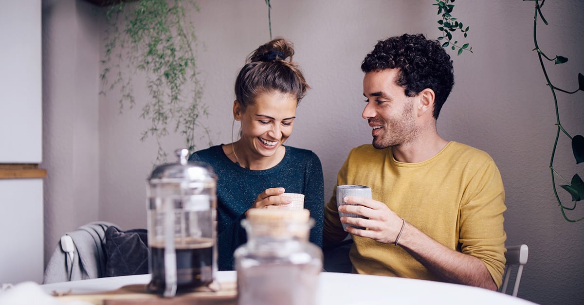 Frau und Mann trinken Kaffee als Symbol für Corona in Beziehungen