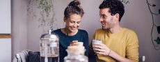 Frau und Mann trinken Kaffee als Symbol für Corona in Beziehungen