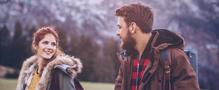 Eine Single-Frau und ein Single-Mann treffen sich zum Corona-Dating im Winter
