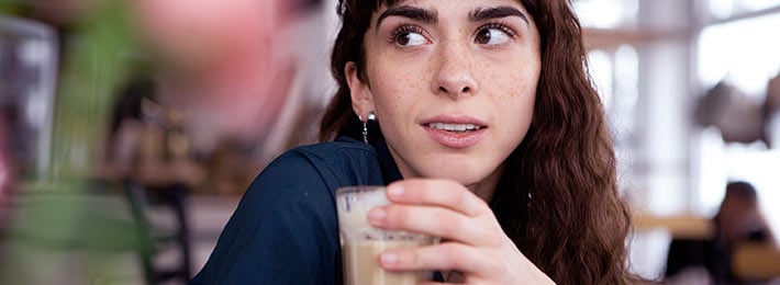 Frau schaut ihr Date nach einem typischen No-Go entgeistert an