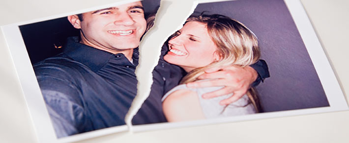 Ein zerrissenes Foto: eher bei dem wütenden Trennungstyp zu finden, doch viele haben auch noch Kontakt zu Ex-Partner:innen oder kommen sogar wieder zusammen