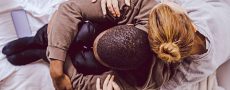 Ein Paar umarmt sich und ist füreinander da, um Mental Health in ihrer Beziehung zu fördern und gemeinsam durch Krisen zu kommen