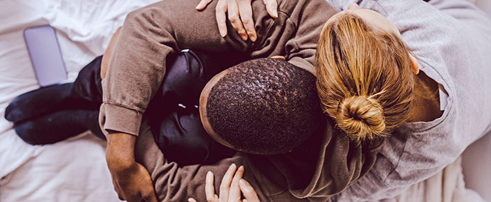 Ein Paar umarmt sich und ist füreinander da, um Mental Health in ihrer Beziehung zu fördern und gemeinsam durch Krisen zu kommen